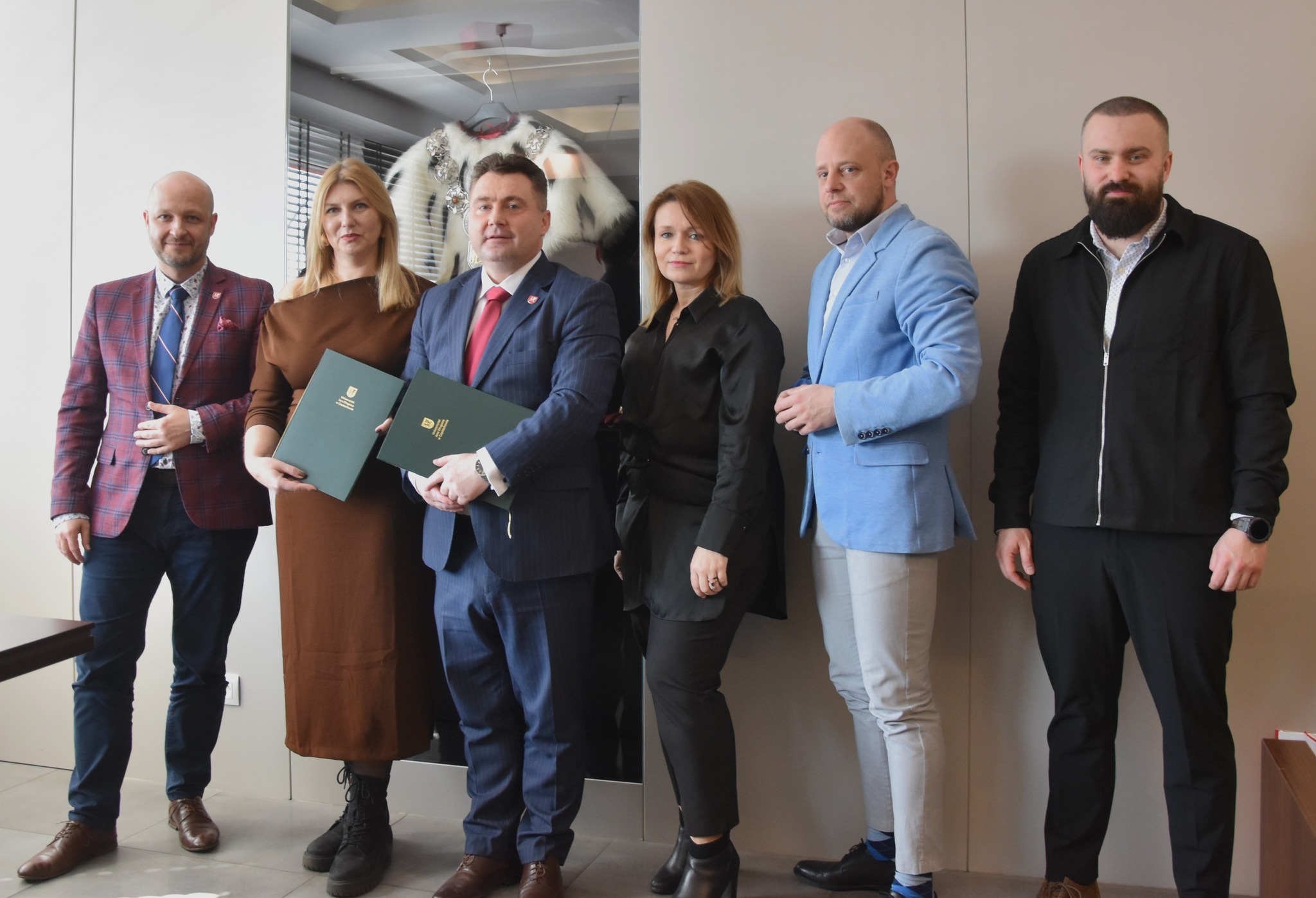 Przedstawiciele UJD i Teatru im. A. Mickiewicza podczas podpisywania porozumienia