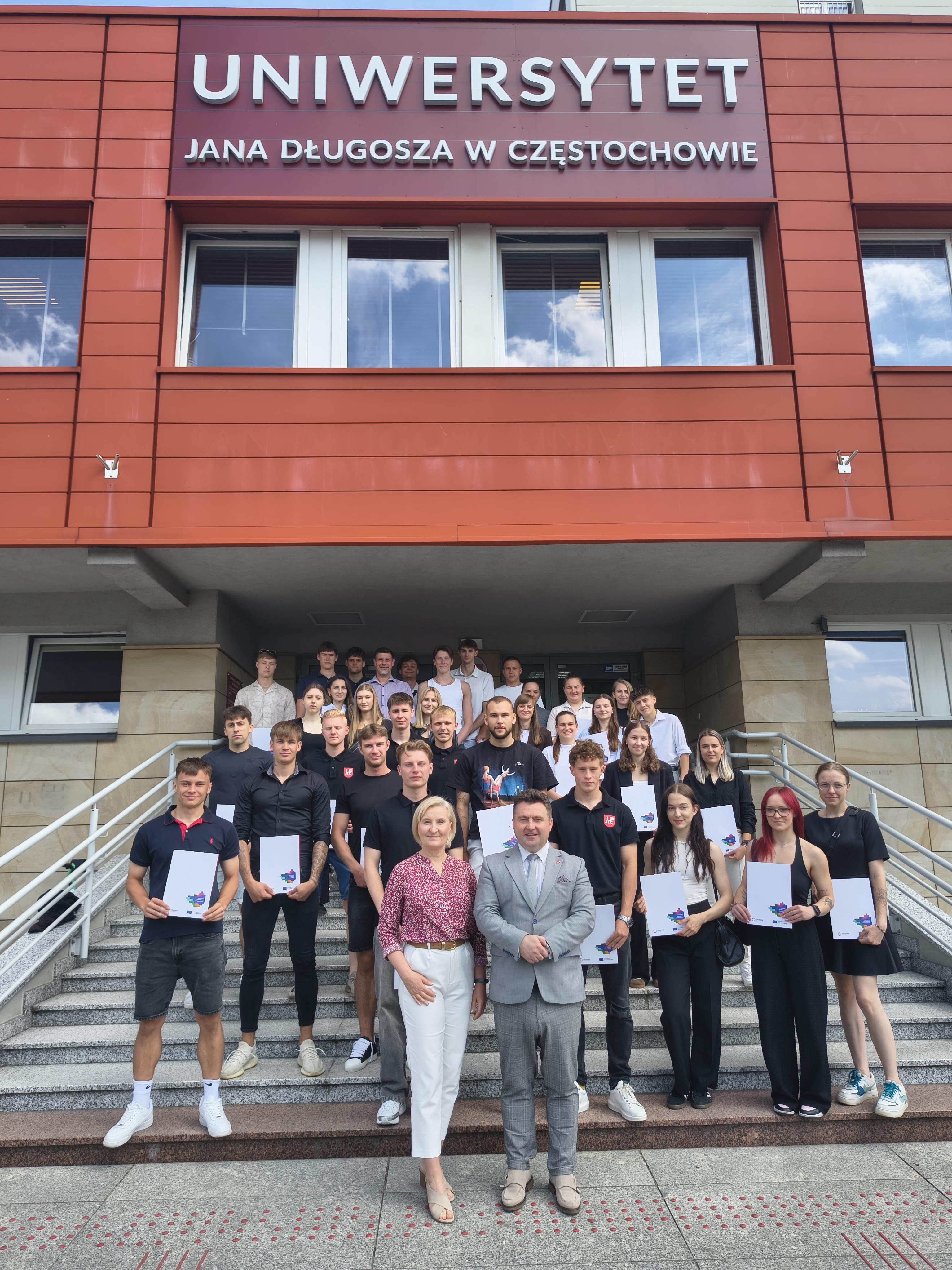 Uroczyste spotkanie p.o. Rektora Uniwersytetu Jana Długosza w Częstochowie, prof. dr. hab. Bogusława Przywory ze studentami - medalistami Akademickich Mistrzostw Polski.