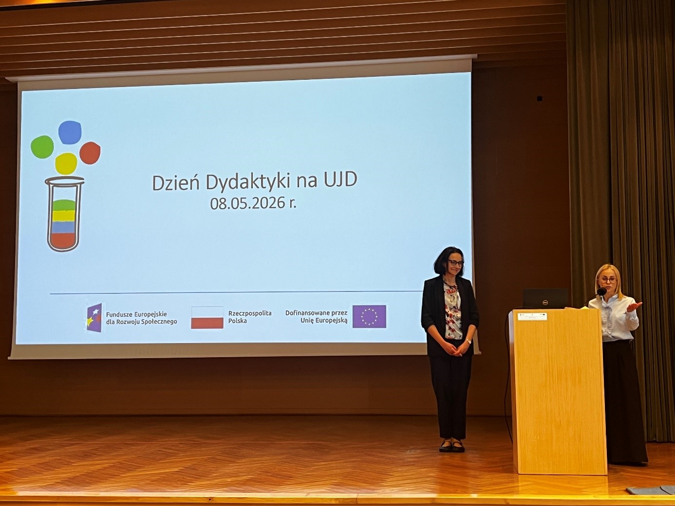 dr Adrianna Sarnat-Ciastko oraz Prorektor ds. Kształcenia i Spraw Studenckich dr hab. Renata Barczyńska-Felusiak podczas wystąpień inaugurujących Dzień Dydaktyki 2026 na UJD dr Adrianna Sarnat-Ciastko oraz Prorektor ds. Kształcenia i Spraw Studenckich dr hab. Renata Barczyńska-Felusiak podczas wystąpień inaugurujących Dzień Dydaktyki 2026 na UJD