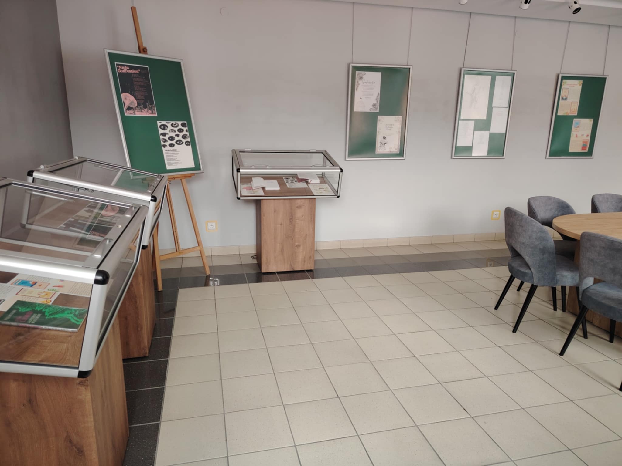 Galeria Biblioteki Uniwersyteckiej, widok na fotoramy i gabloty Foto 
