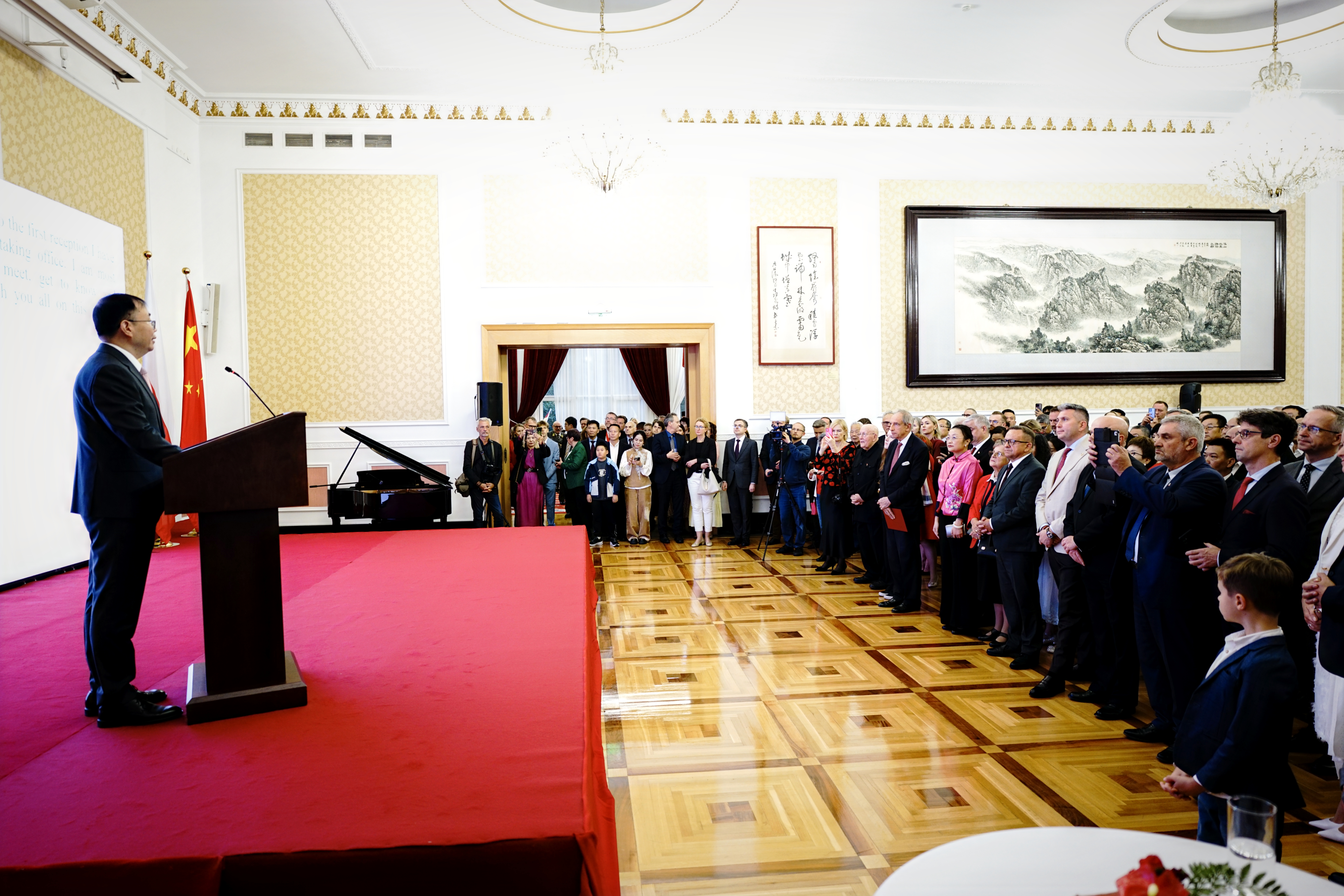 Prof. Dr hab. Mikhail Brik z J.E. Ambasadorem Lu Shanem.