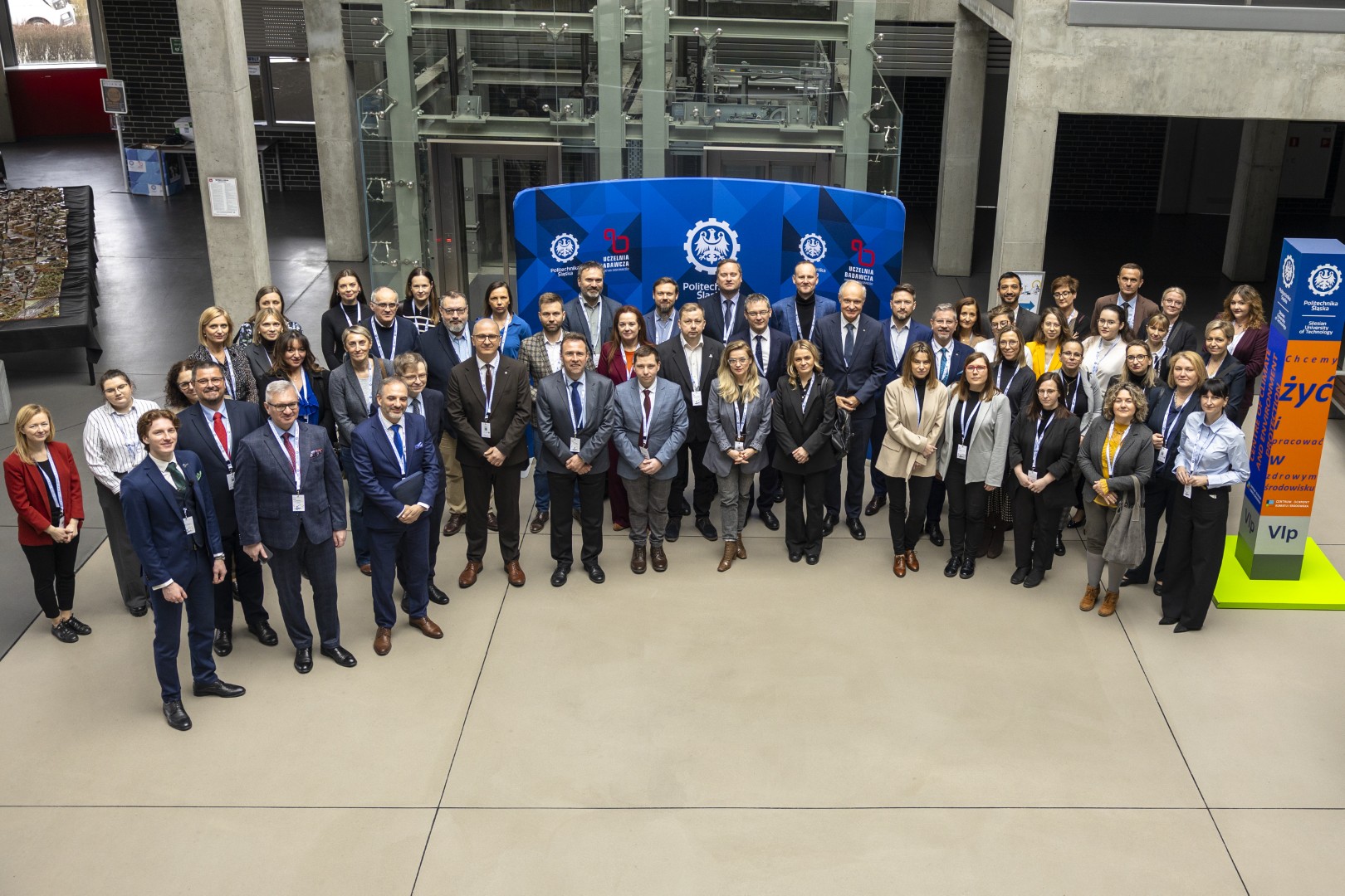 uczestnicy spotkania na holu gł&oacute;wnym Politechniki Śląskiej.