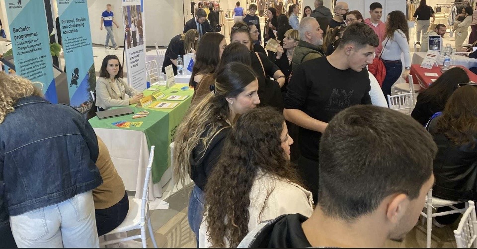 Uczestnicy w trakcie targ&oacute;w