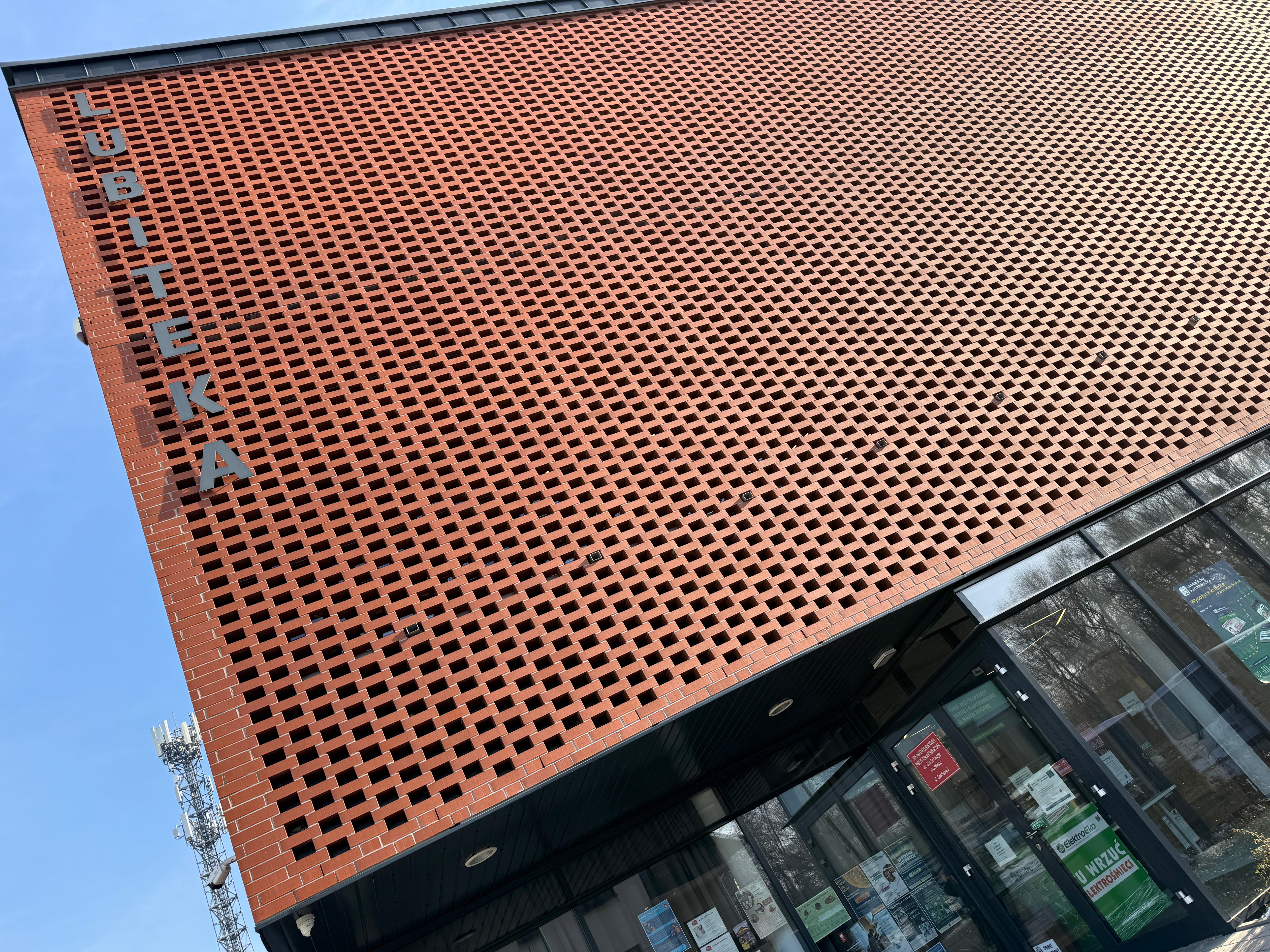 Budynek Miejsko-Powiatowej Biblioteki Publicznej im. Józefa Lompy w Lublińcu.