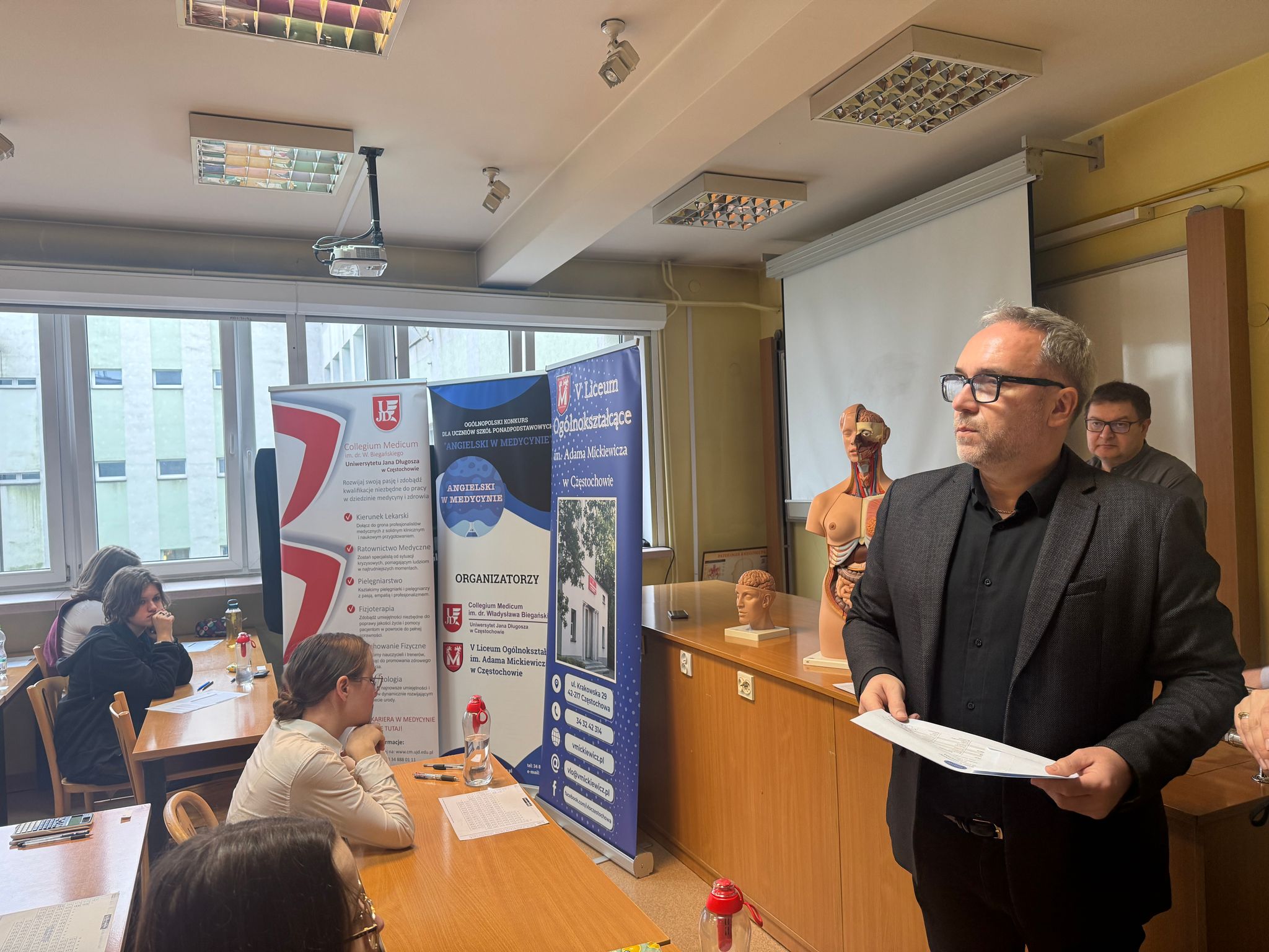 Dr Adam Makówka z V Liceum Ogólnokształcącego im. Adama Mickiewicza w Częstochowie, współorganizator konkursu, podczas finału II edycji Ogólnopolskiego Konkursu „Angielski w medycynie” (11 marca 2025 r., Collegium Medicum UJD