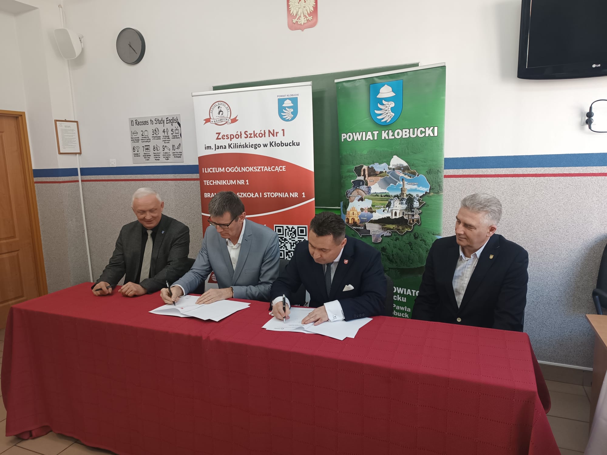 Ujęcie z momentu podpisania porozumienia przez dr. hab. Bogusława Przyworę, prof. UJD oraz mgr. Jacka Rudzkiego.