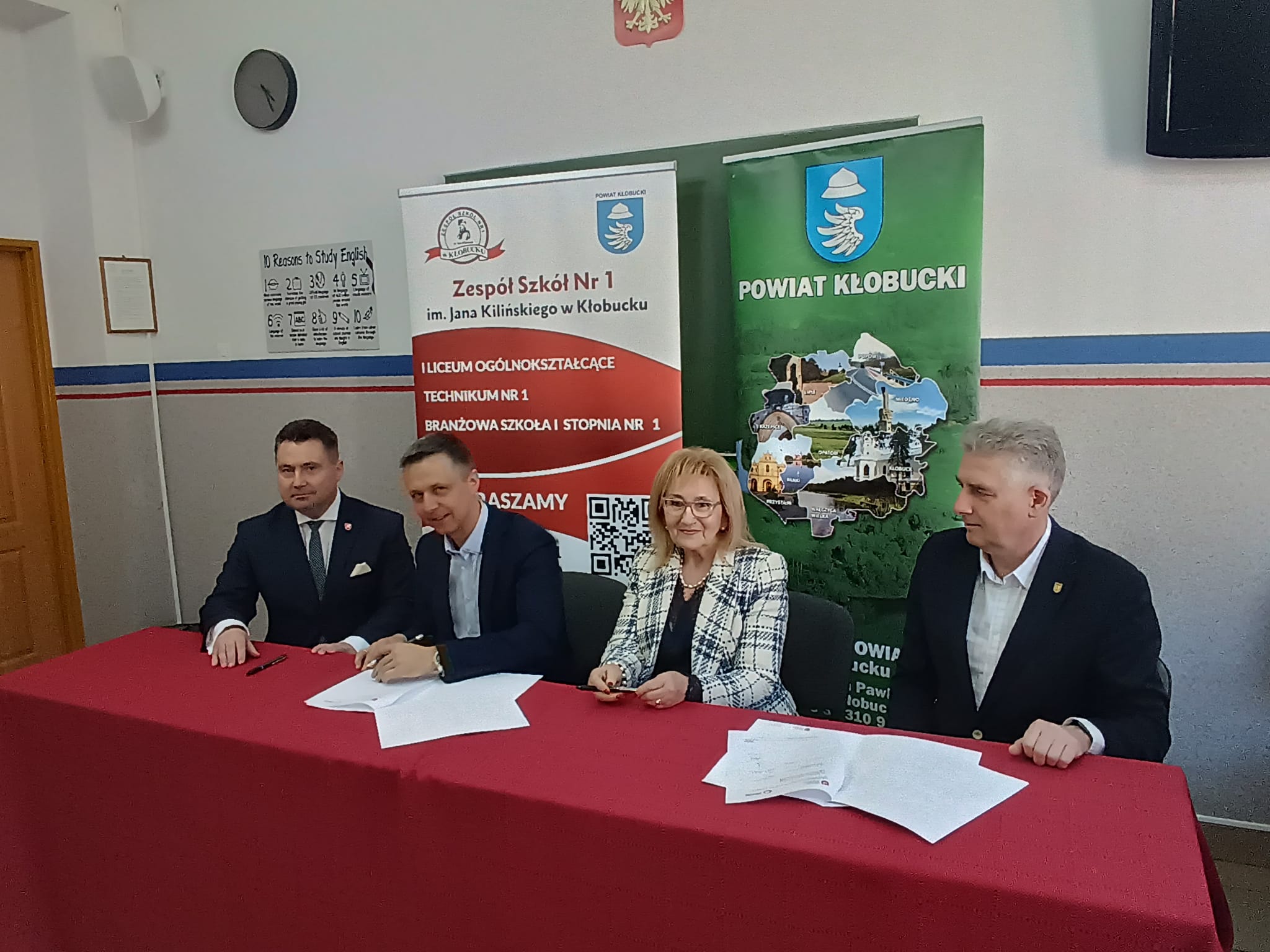 Ujęcie z momentu podpisania porozumienia przez Wicestarostę, Pana Karola Wersa.