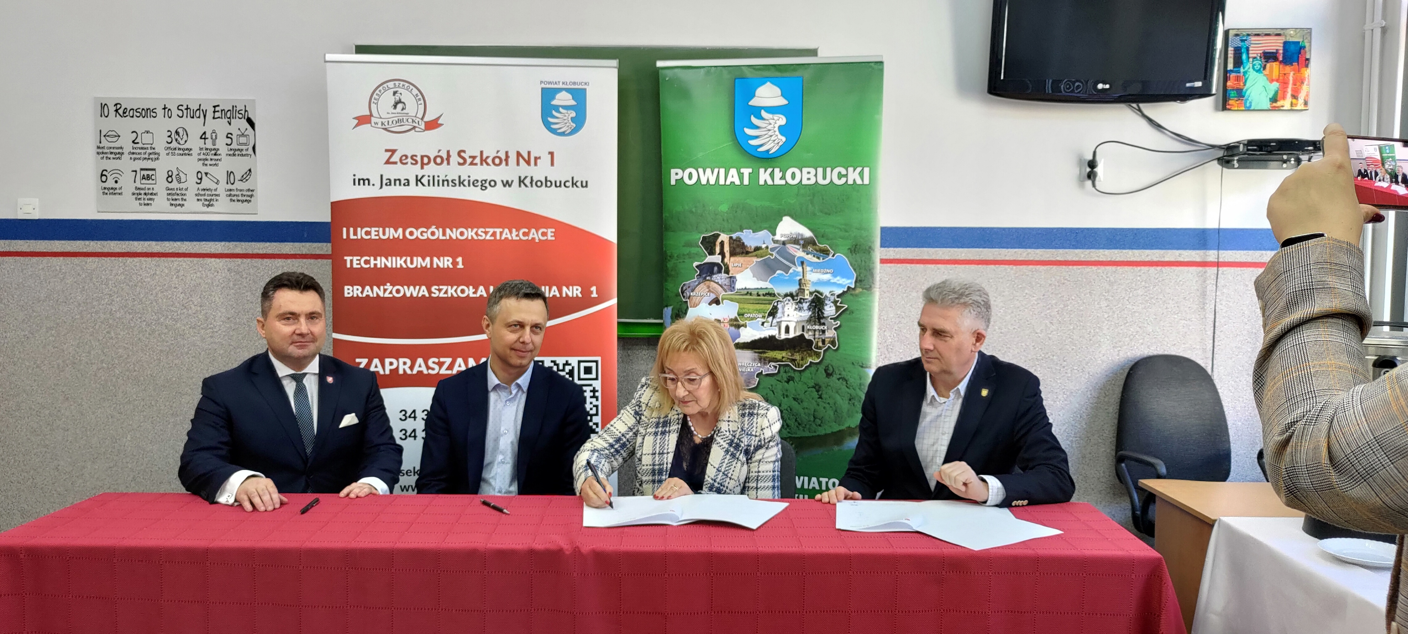 Ujęcie z momentu podpisania porozumienia przez Członka Zarządu Powiatu Kłobuckiego, Panią Zdzisławę Kall.