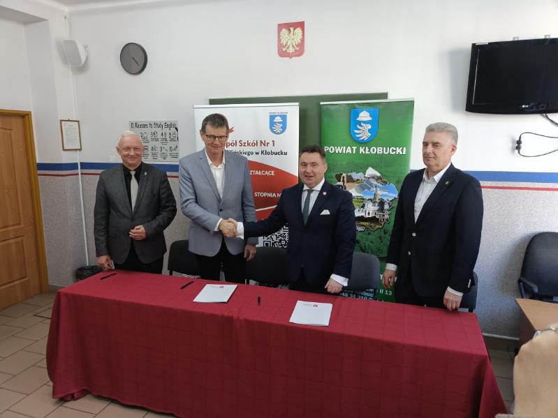 Uścisk dłoni po oficjalnym złożeniu podpisów symbolizujący rozpoczęcie współpracy obu instytucji.