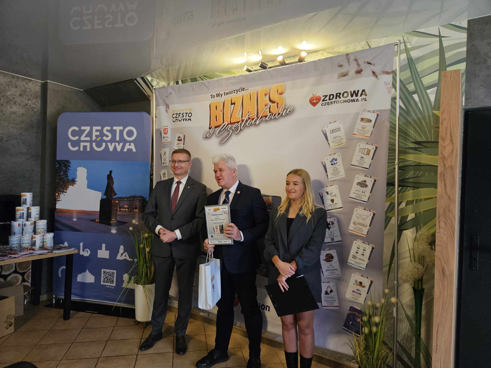 Prof. Edmund Golis (Director of the Centre for Knowledge Transfer & Innovation in the Areas of Science & Art of JDU) receives a thank you note from the Mayor of Częstochowa, Krzysztof Matyjaszczyk, for his participation in the creation of the game