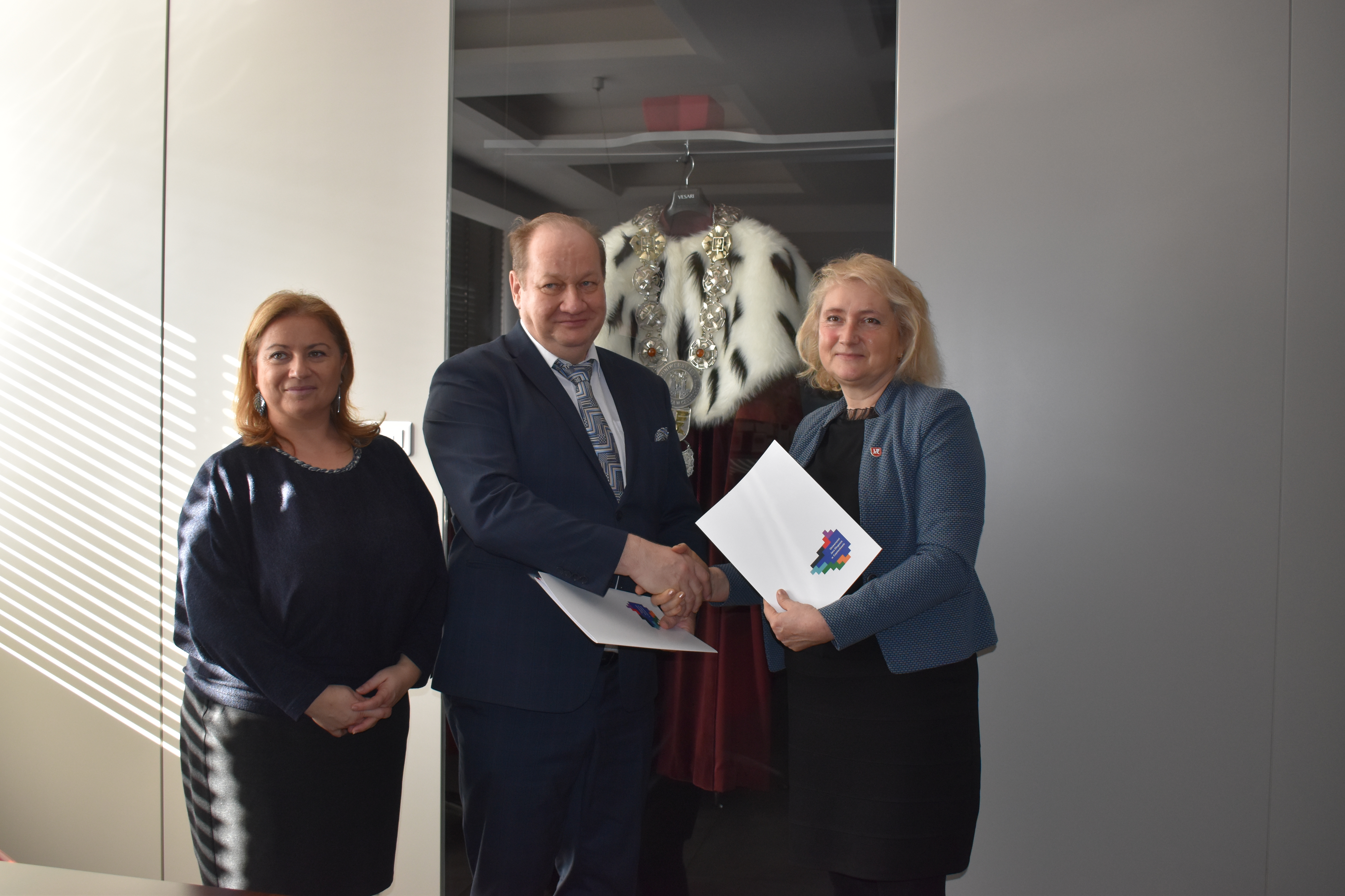 From the left: prof. Ewelina Żelasko-Makowska, Headmaster of the Fabiani 1 Secondary School mgr Bogdan Węgrzyński, Rector of JDU Prof. Anna Wypych-Gawrońska