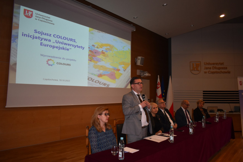 Prorektor ds. Nauki i Współpracy z Zagranicą wprowadza obecnych w tematykę projektu COLOURS