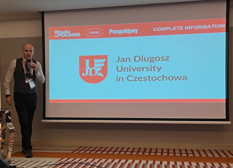 Przedstawiciel w trakcie prezentacji o UJD.