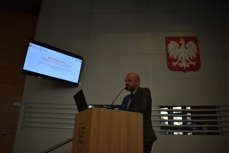 Dr hab. Marcin Sosnowski, prof. UJD prezentuje WP4/9 Badania i innowacje oparte na wyzwaniach regionalnych